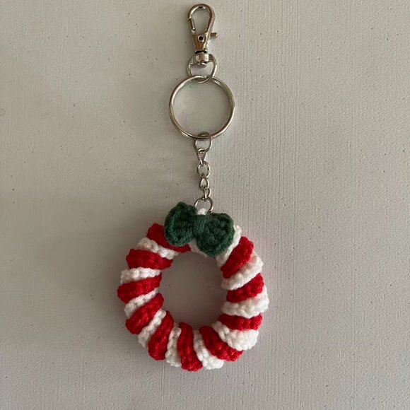 Set of 4 Handmade crochet Christmas wreath keychain ornament - Picture 3 of 8